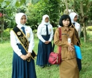 Kabid Tata Lingkungan Dinas Lingkungan Hidup, Lily Rismawati Tampak Enjoy Menikmati indahnya Alam SMPN 1 Tanggul, Senin 16 Jan 2023