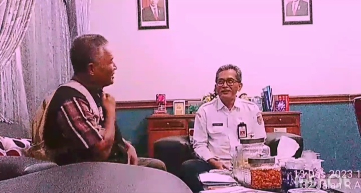 Kepala Disnaker Jember Drs.Suprihandoko,MM saat wawancara bersama Kabiro Jember Media Sinopsis.co.id