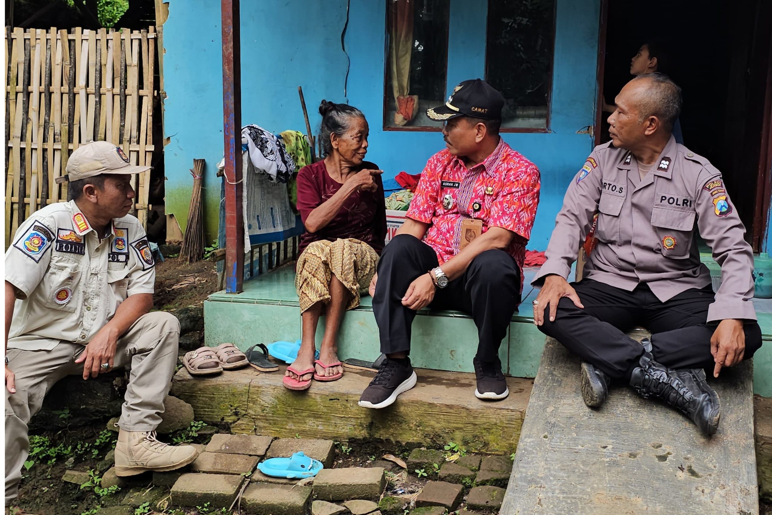 Camat Sukorambi Asrah bersama Muspika, Kades Klungkung, Kasi Trantib dan satpol PP serta relawan bencana Mendatangi B.Nami korban gempa terdampak.