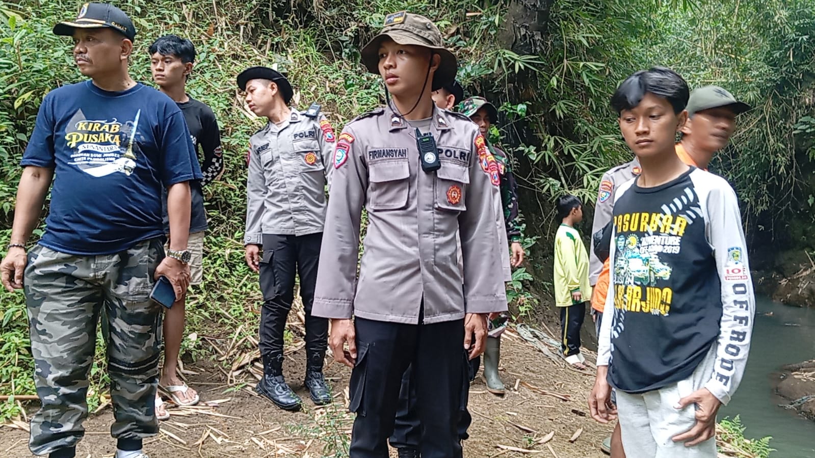 Camat Sukorambi Asrah saat evakuasi pompa air bersama team 